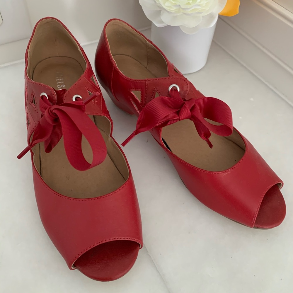 Unique Vintage Chelsea Crew Heels